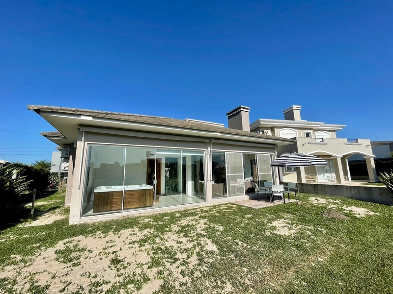 Casa com 04 dormitórios em condomínio de Xangri-lá/RS