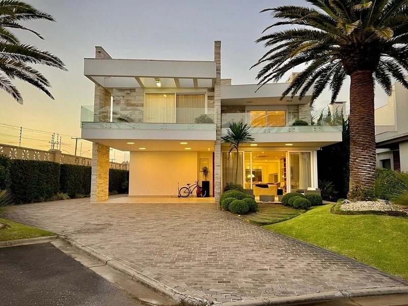 Sobrado DECORADO, 5 suítes, bem pertinho do mar