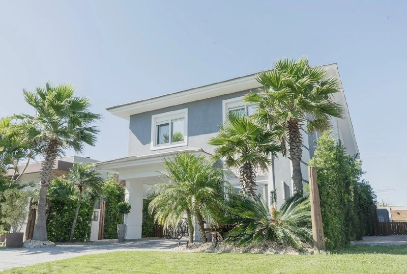 Casa com 04 dormitórios  em condomínio de Xangri-lá/RS