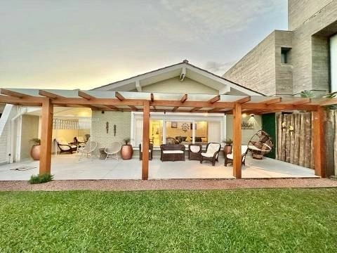 Casa térrea de frente para o mar em Atlântida, 3 suítes + dependência