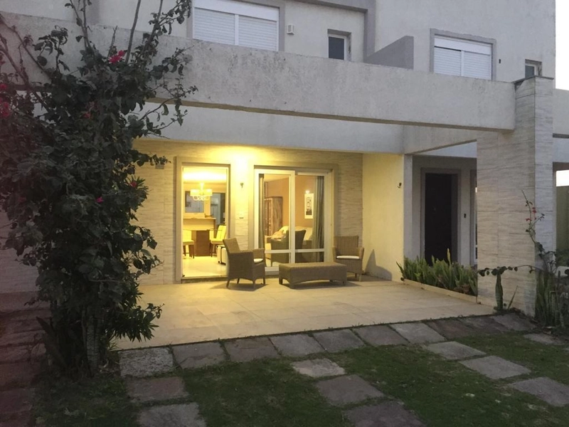 Casa com 03 dormitórios em condomínio de Xangri-lá/RS