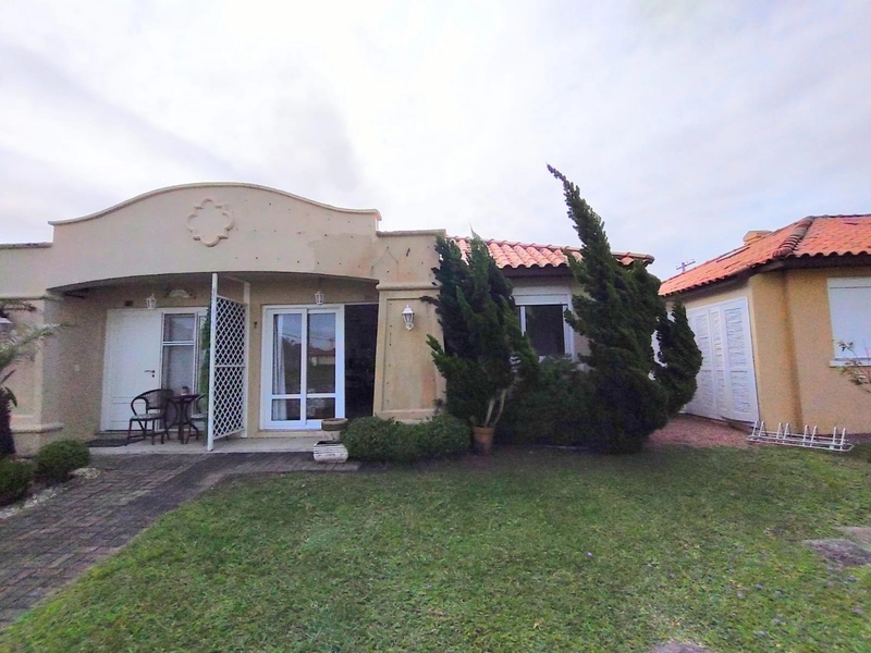 Casa com 02 dormitórios em condomínio de Xangri-lá/RS