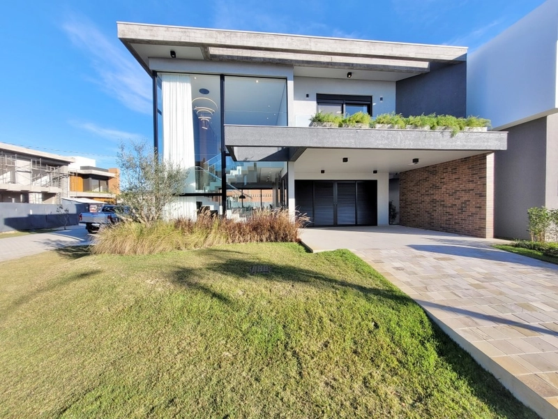 Casa com 04 dormitórios em condomínio de Xangri-lá/RS