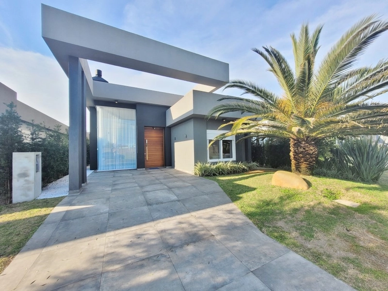 Casa com 04 dormitórios em condomínio de Xangri-lá/RS