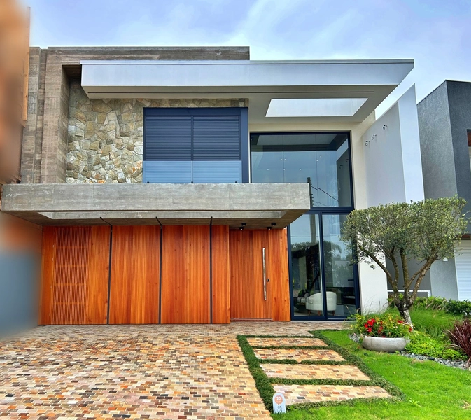 Casa com 04 dormitórios em condomínio de Xangri-lá/RS