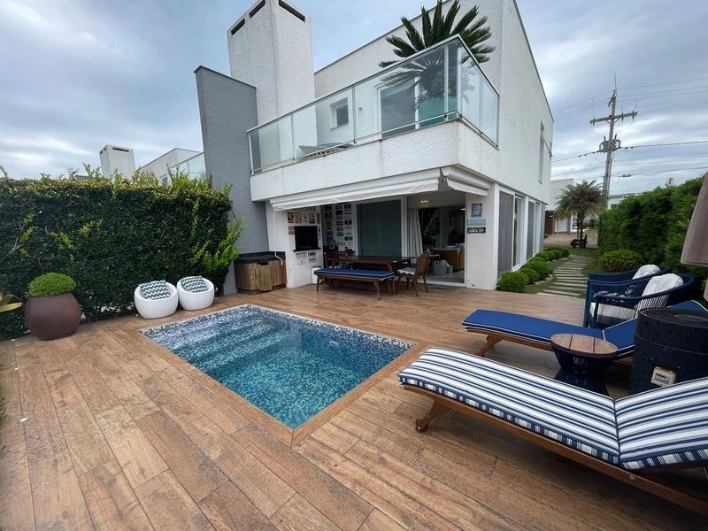 Casa com 03 dormitórios em condomínio de Atlântida/RS