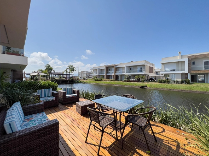 Sobrado com 03 dormitórios em condomínio de Capão da Canoa/RS