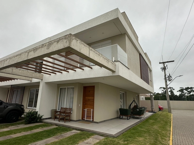 Casa com 03 dormitórios em condomínio de Capão da Canoa/RS