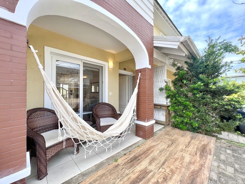 Casa com 02 dormitórios em condomínio de Xangri-lá/RS