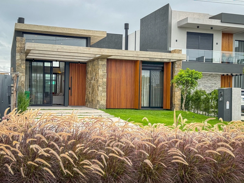 Casa com 4 suítes em Xangri-lá