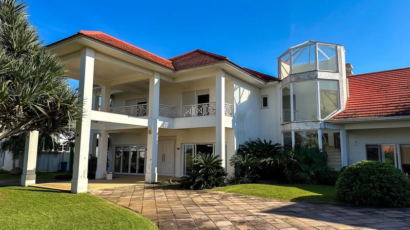 Sobrado com 8 suítes no Condomínio Green Village