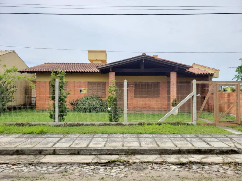 Casa térrea em Atlântida, 3 dormitórios: 1ª foto da galeria de imagens do imóvel