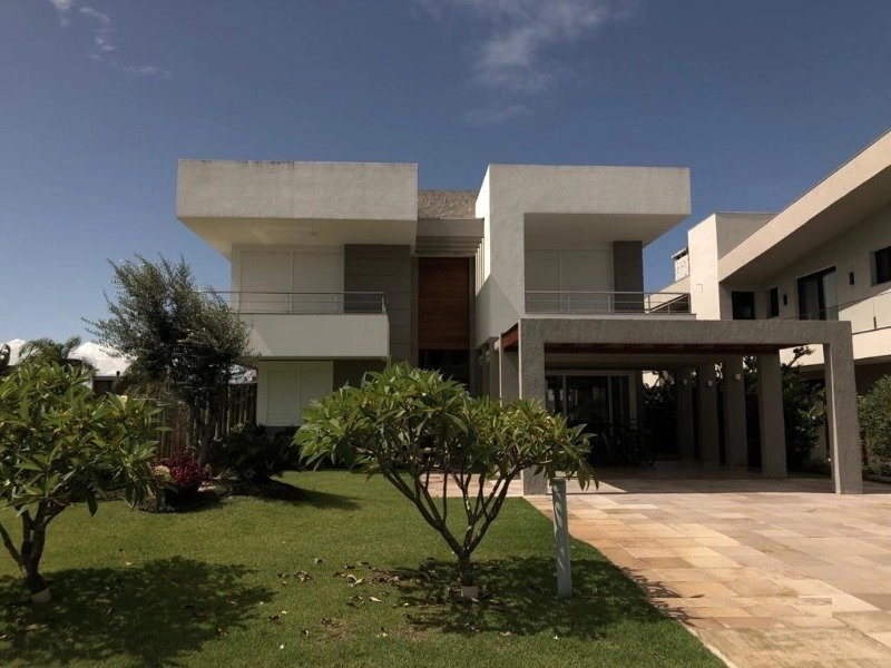 Sobrado com 05 suítes, no Condomínio Villaggio Atlântida