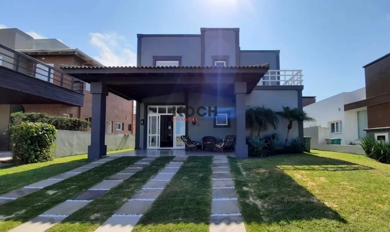 Sobrado no Condomínio Quintas do Lago, 04 suítes.