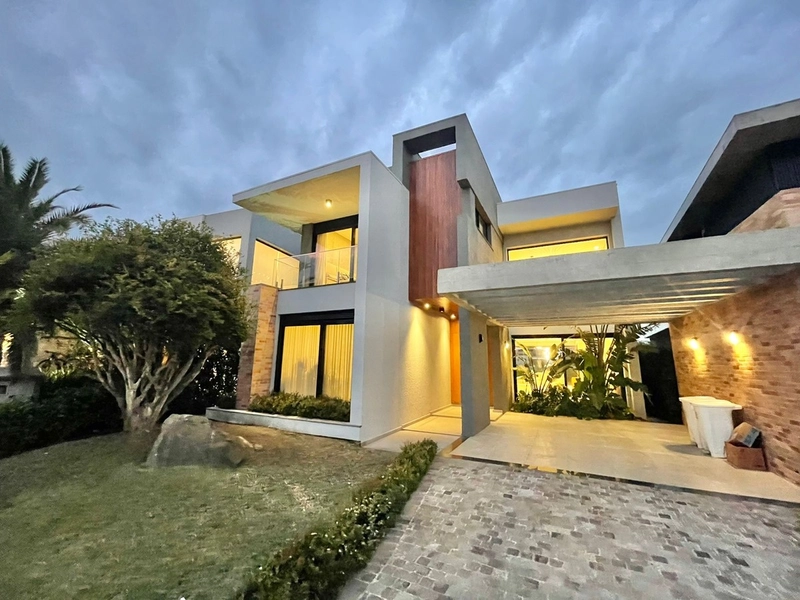 Casa com 4 dormitorios dentro de condominio fechado: 1ª foto da galeria de imagens do imóvel