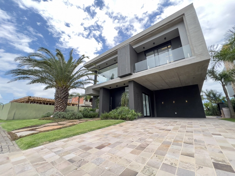 Sobrado com 05 dormitórios em condomínio de Capão da Canoa/RS