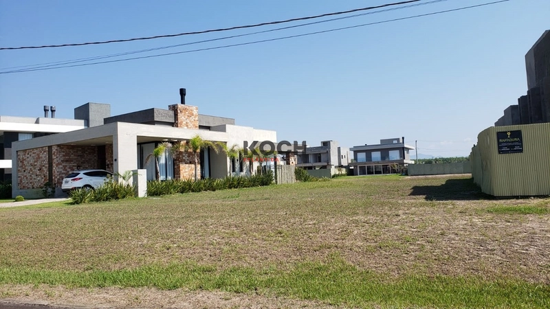 Terreno 483m² no Condomínio Costa Serena em Capão Novo: 1ª foto da galeria de imagens do imóvel