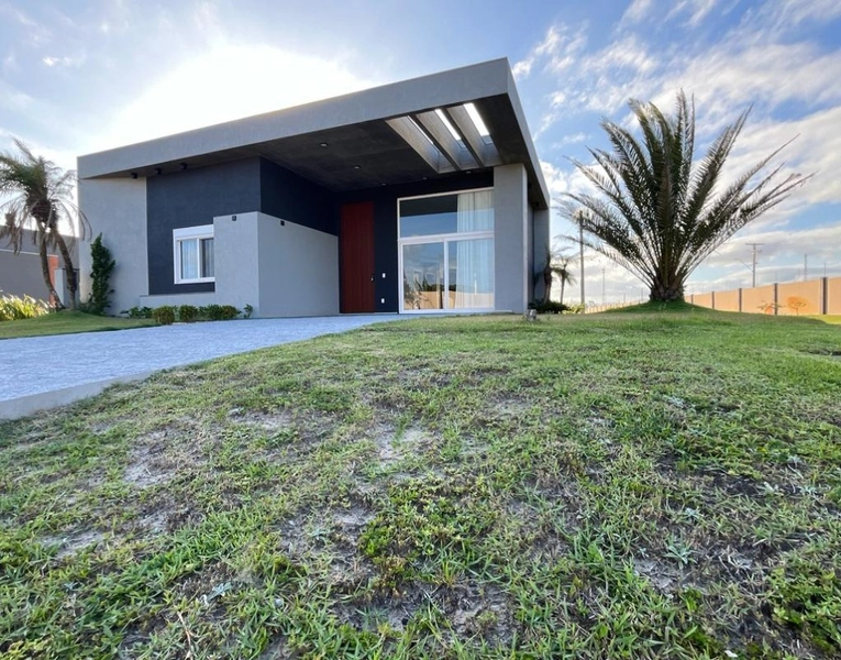 Casa térrea DE ESQUINA no Condomínio Riviera, 4 suítes: 2ª foto da galeria de imagens do imóvel
