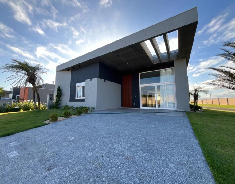 Casa térrea DE ESQUINA no Condomínio Riviera, 4 suítes: 1ª foto da galeria de imagens do imóvel