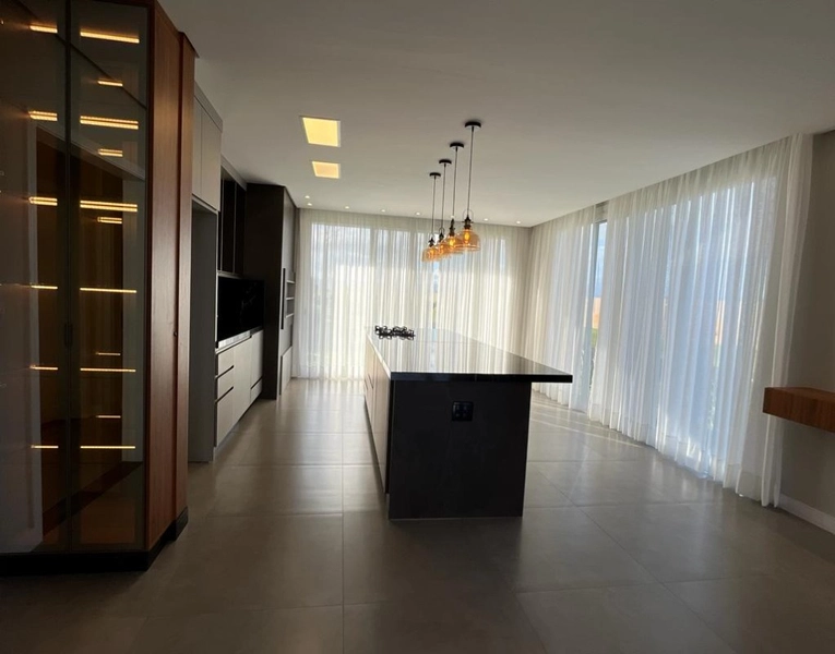 Casa térrea DE ESQUINA no Condomínio Riviera, 4 suítes: 7ª foto da galeria de imagens do imóvel