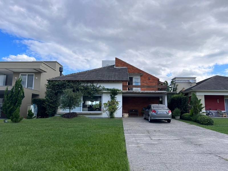 Sobrado com 5 dormitórios em Xangri-lá