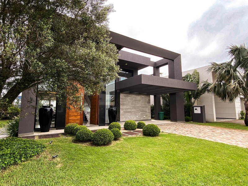 Sobrado luxuoso, completo, com elevador e 5 suítes no Enseada