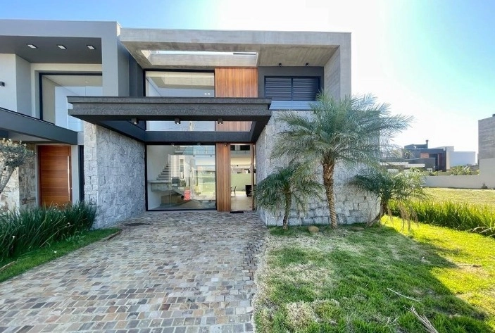 Sobrado 4 suítes perto do Clube no Condomínio Sunset