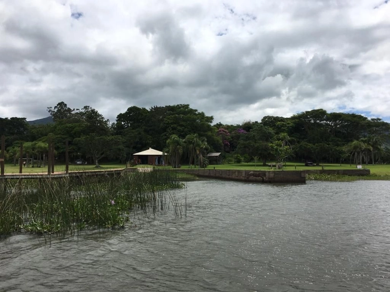 Área com 1,7 hectares na frente da lagoa: 2ª foto da galeria de imagens do imóvel
