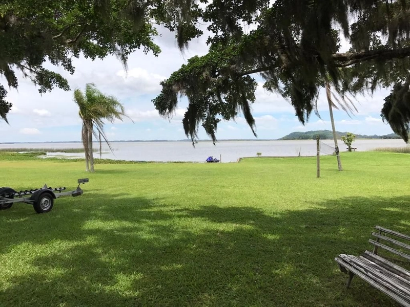 Área com 1,7 hectares na frente da lagoa: 1ª foto da galeria de imagens do imóvel