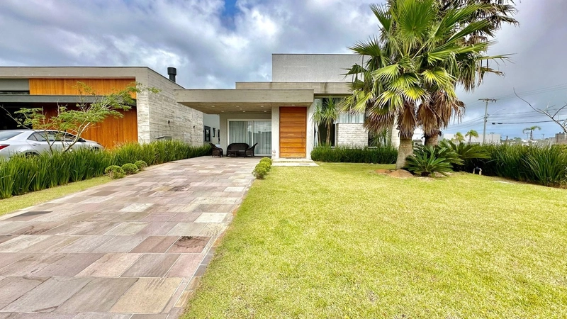 Casa com 04 suítes, no Condomínio Dubai