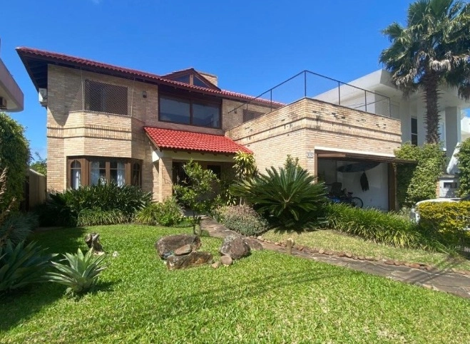 Sobrado com 4 suítes, beira lago no Condomínio Atlântida Lagos Park