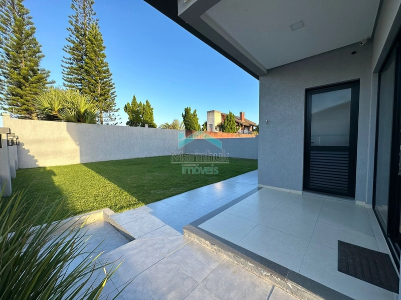 CASA DE ESQUINA À VENDA EM RAINHA DO MAR: 2ª foto da galeria de imagens do imóvel