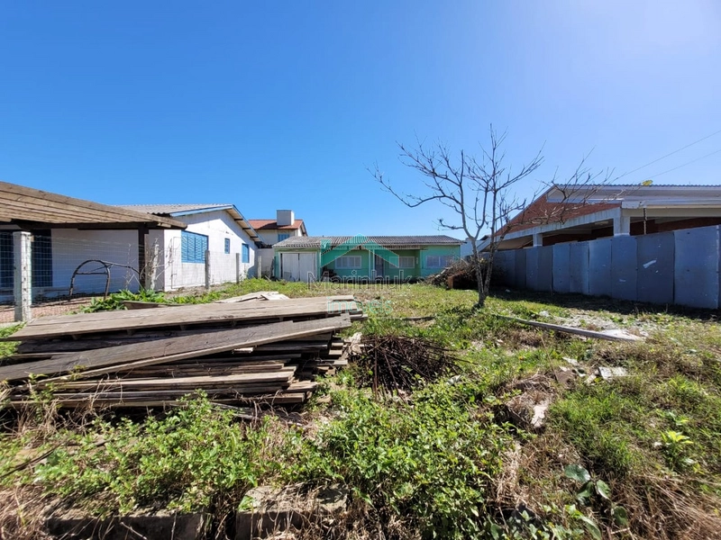 TERRENO À UMA QUADRA DO MAR: 2ª foto da galeria de imagens do imóvel