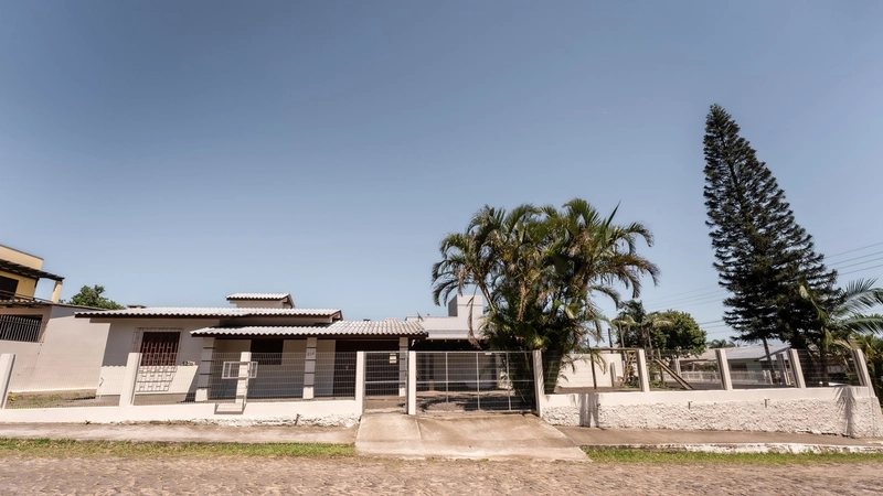 Casa 3 dormitórios: 1ª foto da galeria de imagens do imóvel