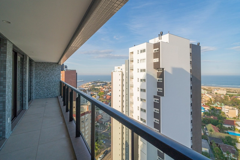 Apartamento em Torres, com sacada: 1ª foto da galeria de imagens do imóvel