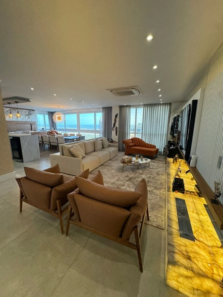 Apartamento de 4 suítes decorado em Torres