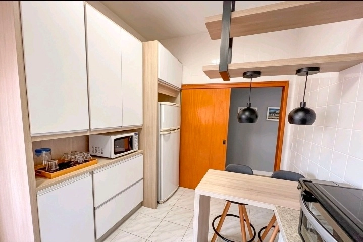 Apartamento mobiliado com 3 dormitórios e vista para o mar: 4ª foto da galeria de imagens do imóvel