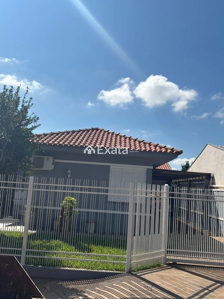 Casa com amplo pátio: 1ª foto da galeria de imagens do imóvel