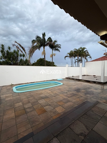 Casa com piscina: 18ª foto da galeria de imagens do imóvel