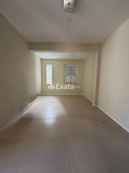 Casa bem localizada no centro da cidade: 3ª foto da galeria de imagens do imóvel