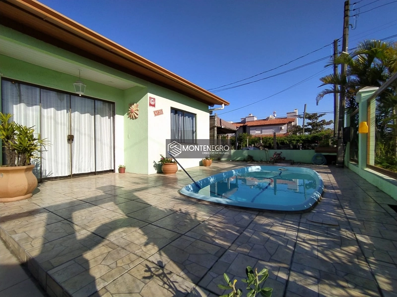 Casa com piscina: 2ª foto da galeria de imagens do imóvel