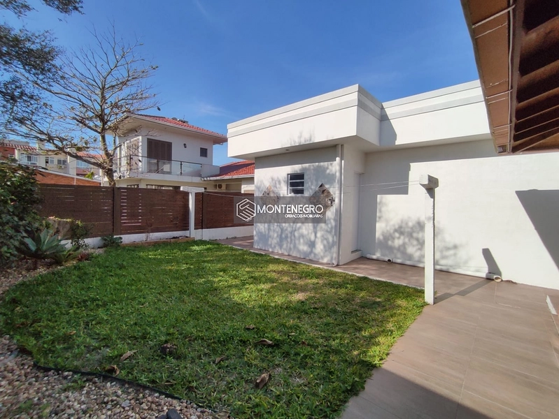 CASA COM PISCNA: 18ª foto da galeria de imagens do imóvel