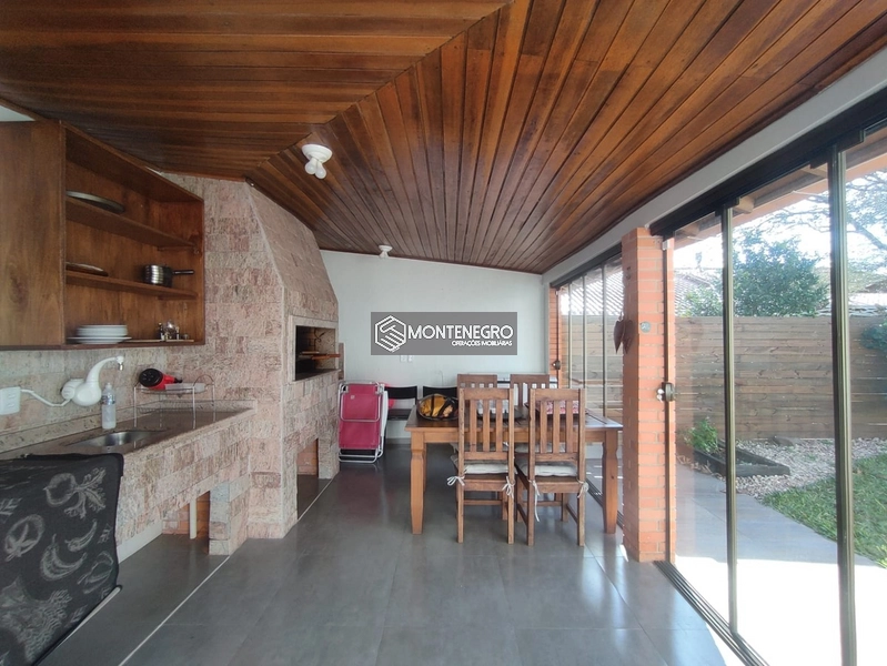 CASA COM PISCNA: 22ª foto da galeria de imagens do imóvel