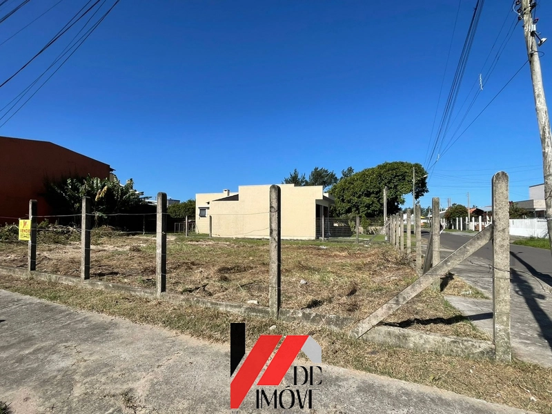 VENDO TERRENO DE ESQUINA A 3 QUADRAS DO MAR COM 423 M²