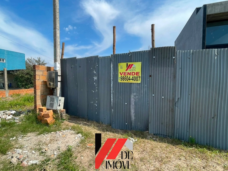 TERRENO PRÓXIMO AO MAR COM INICIO DE CONSTRUÇÃO: 2ª foto da galeria de imagens do imóvel