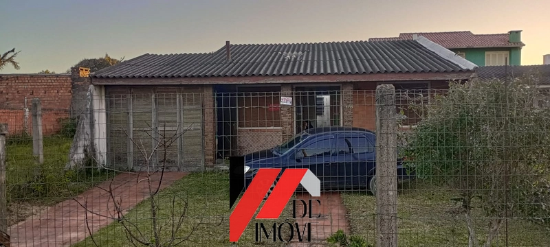 CASA EM TERRENO AMPLO PRÓXIMO AO MAR