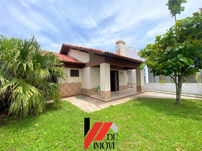 CASA COM 3 DORMITÓRIOS, DUAS QUADRAS DO MAR A VENDA!: 1ª foto da galeria de imagens do imóvel