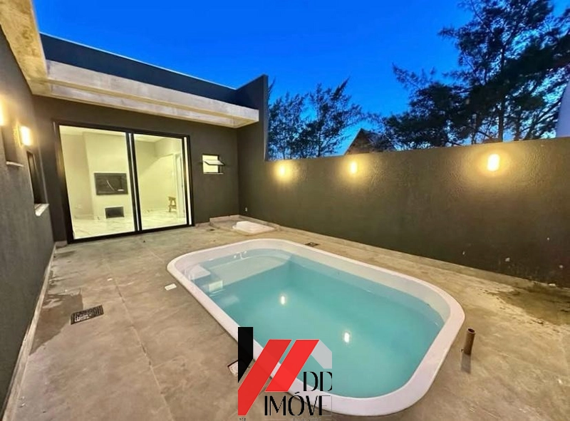 CASA COM FACHADA MODERNA A POUCOS PASSOS DO MAR!: 2ª foto da galeria de imagens do imóvel