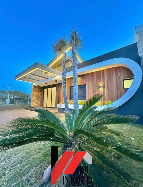 CASA COM FACHADA MODERNA A POUCOS PASSOS DO MAR!: 1ª foto da galeria de imagens do imóvel