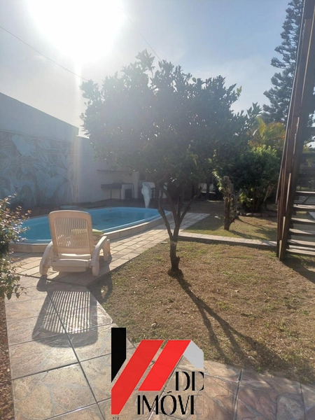 CASA GIGANTE COM PISCINA E QUIOSQUE HÁ POUCOS METROS DO MAR NO ARAÇÁ: 2ª foto da galeria de imagens do imóvel